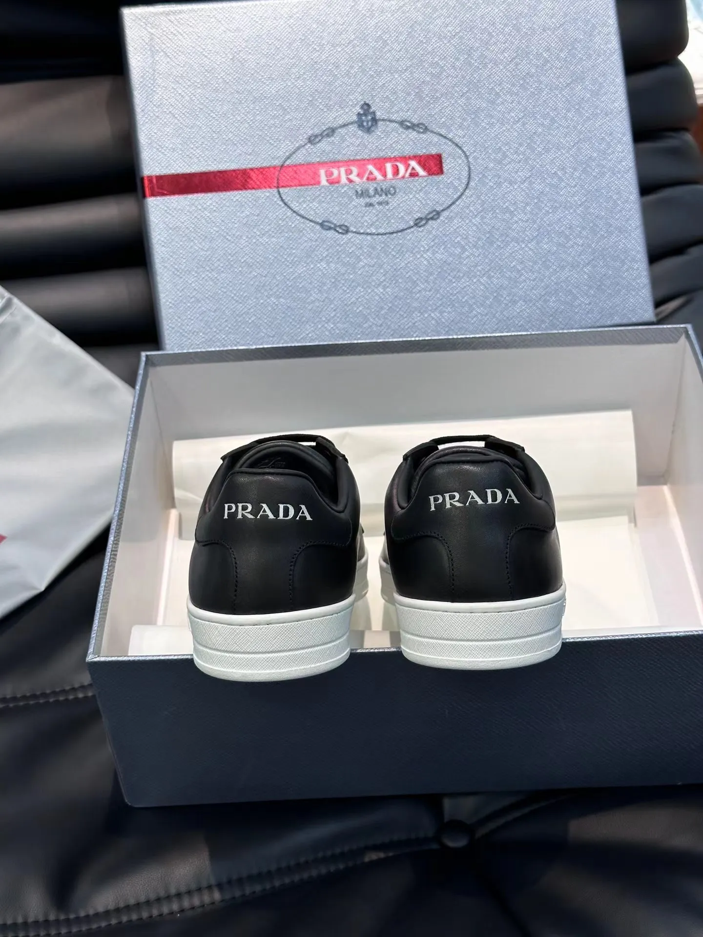 P380 Yuan 38-45 Prada Prada’s new men’s leather sports shoes, the highest version on the market, any comparison is welcome🆚! The original leather has excellent texture and is super high-end! Fetal sheep net lining imported from Italy, removable pad! Luxurious materials and fine workmanship, highly recommended!